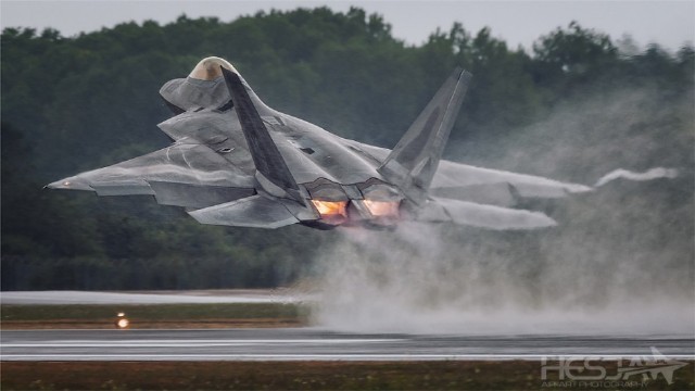 美国空军f-22a猛禽战机雨中加力起飞炫照!