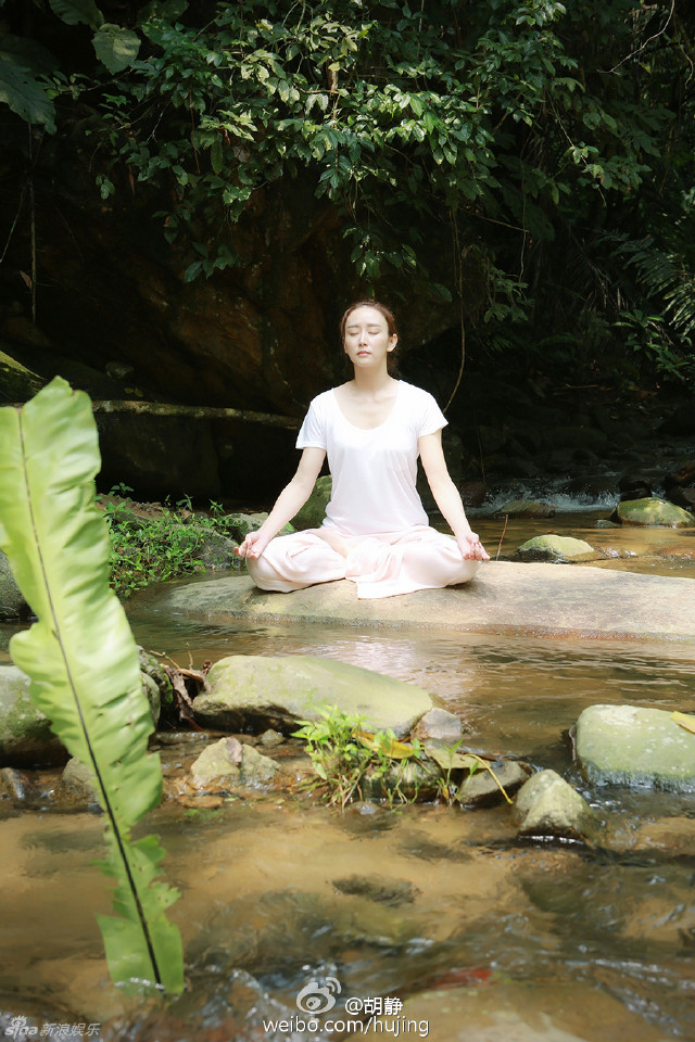 新浪娱乐讯 10月15日,胡静在微博晒出自己在溪水边练习气功的照片