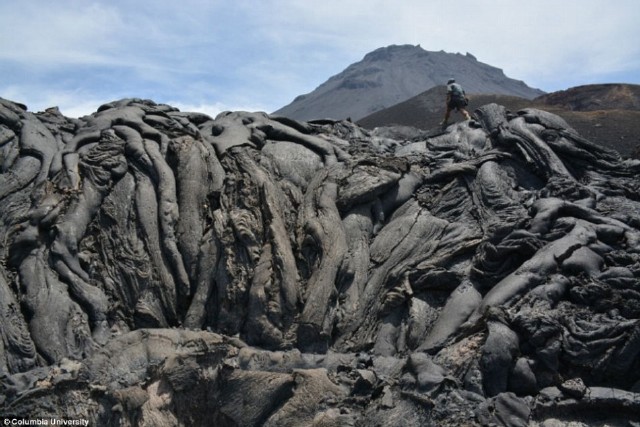 1995福戈火山的喷发留下这座绳状熔岩山,看起来就像是挤出来的牙膏.