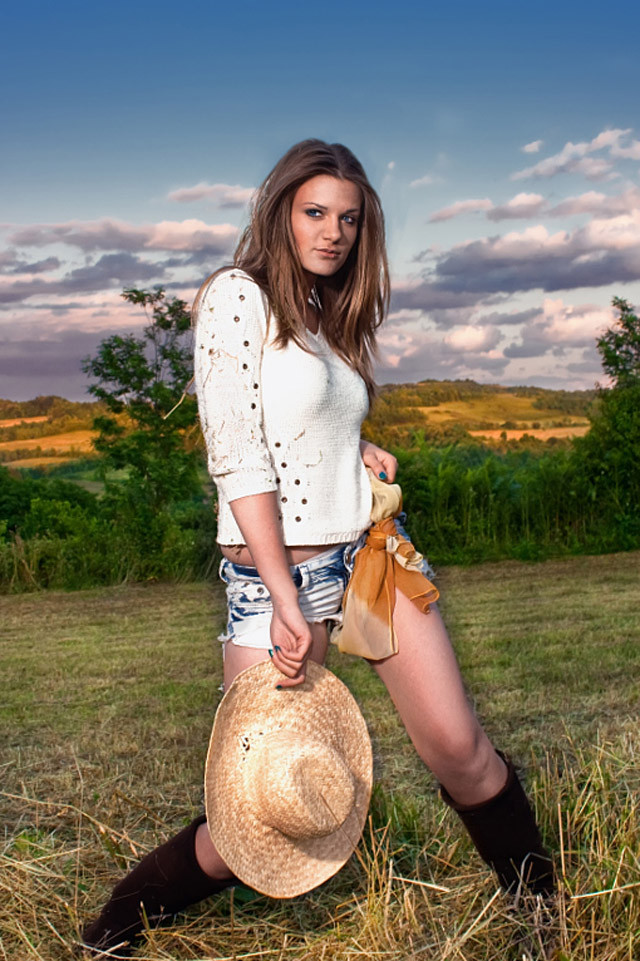 露脐装配短牛仔,草帽拿在手.