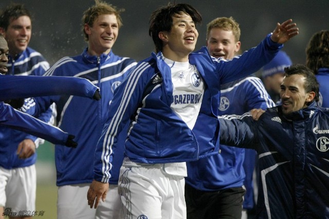 2010年2月,蒿俊闵从天津康师傅自由转会到德甲沙尔克04俱乐部,成为