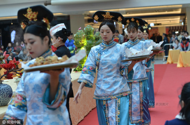 2016年3月19日,辽宁沈阳一商场举办美食节,现场工作人员身着古代皇家