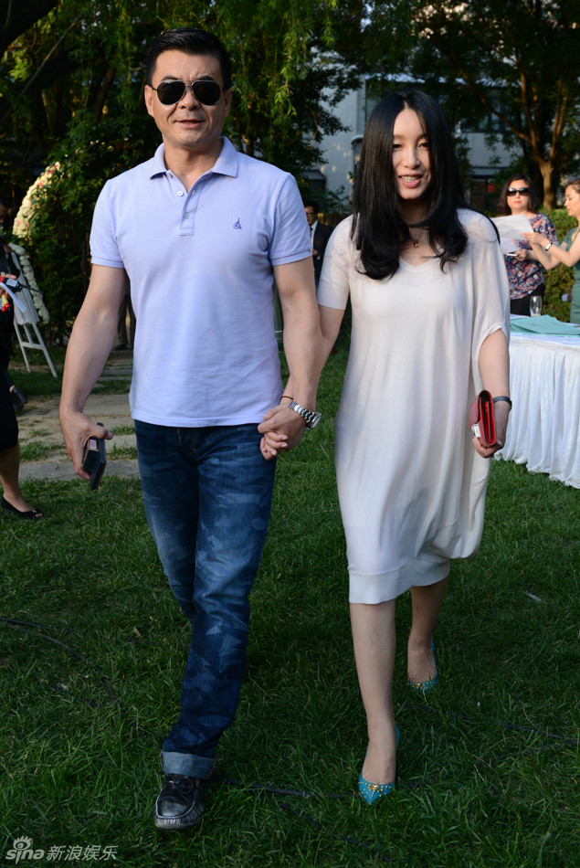 新浪娱乐讯 王小帅导演和制片人刘璇大婚,周迅,廖凡,王景春,冯远征