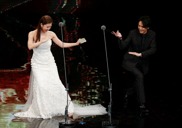 主持人林志玲变装play,公主抱黄子佼,苏有朋林心如"还珠组合"爱的抱抱