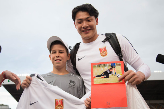 王大雷送幸运球童球衣