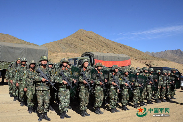 驻藏武警练兵不玩虚活,精兵扮战力强大恐怖分子!