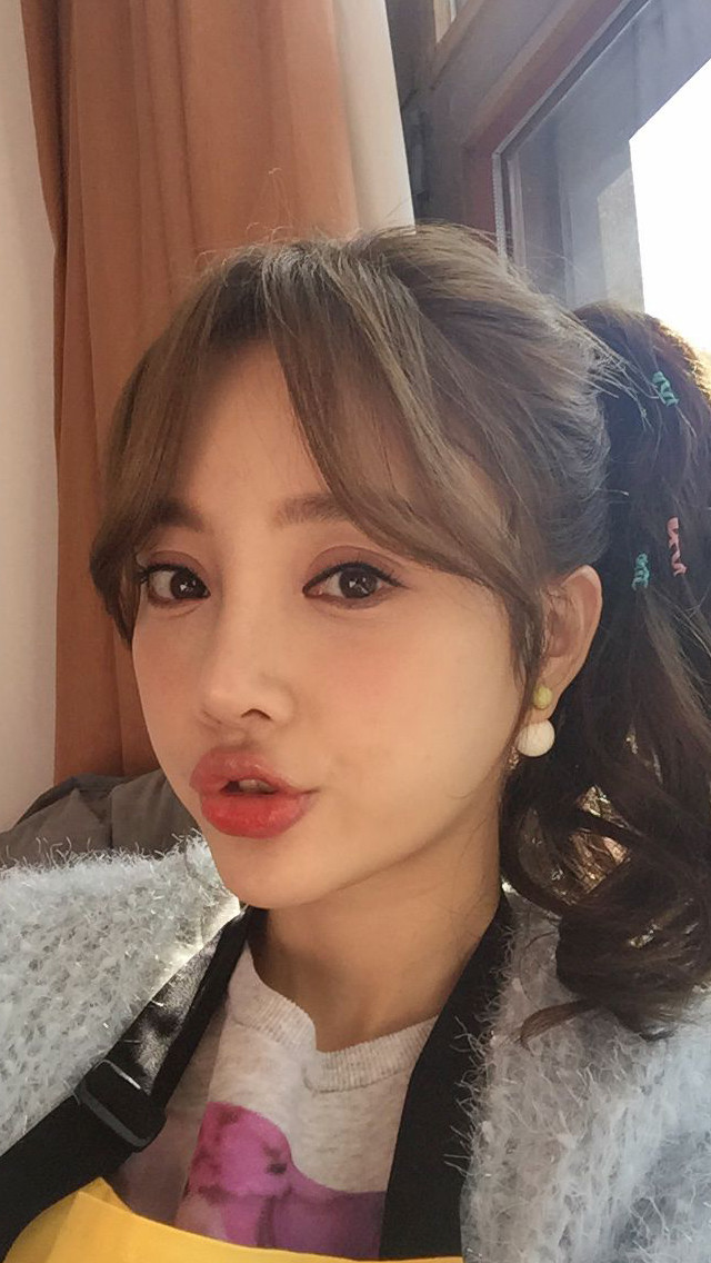 如今堪称演艺圈绝对网红的李小璐有一套网红的标配,锥子脸双眼皮,以及