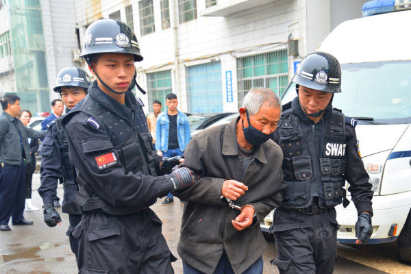 岳陽君山區村民馮凱敏和同事冒雨駕船,救起了一名翻沉事件中的落水者