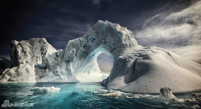 亚历克斯行走在酷寒的南极地区,用相机记录下极寒环境方能铸造的非凡