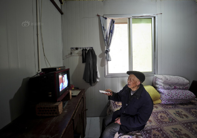 图为在家看电视的宋克成.