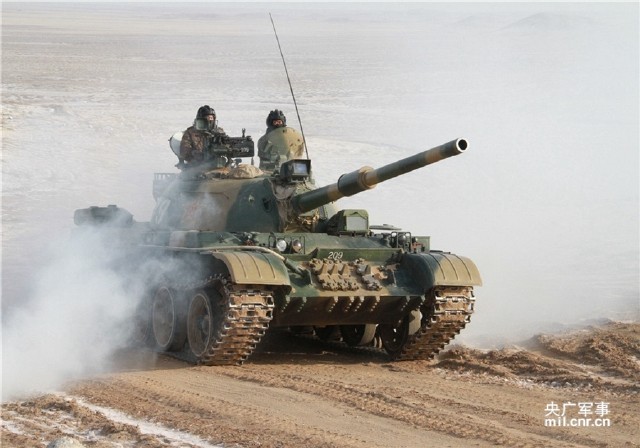 65军冬训新99坦克亮相 士兵白色伪装比较到位