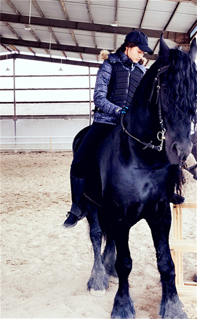 国民闺女骑马秀性感长腿