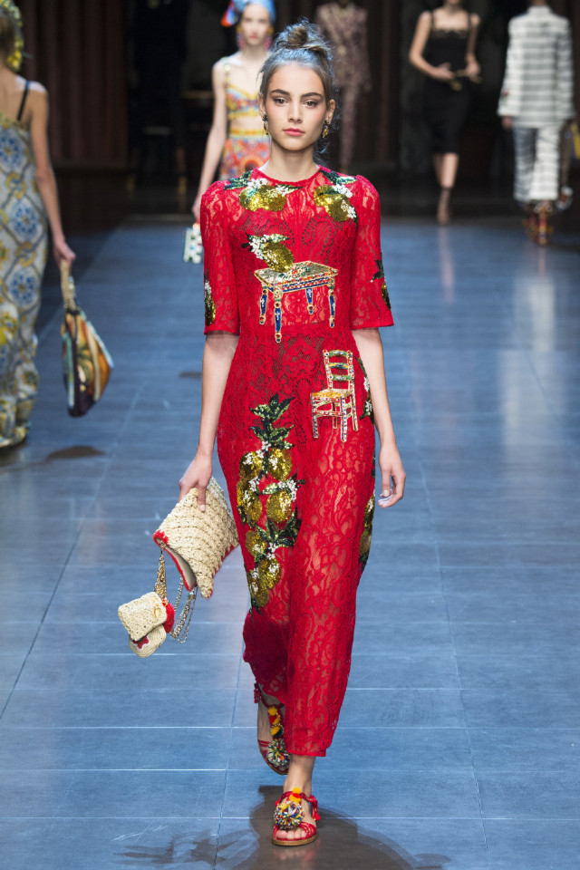 dolce&gabbana 有三宝:蕾丝,大花,意大利最炫民族风,本季dg用衣服