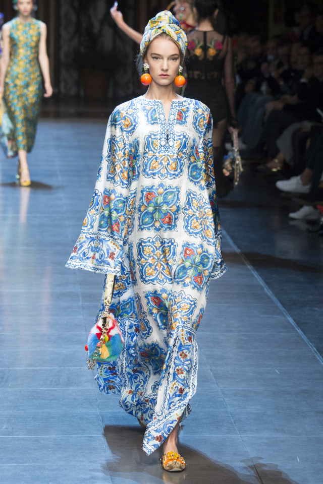 dolce&gabbana 有三宝:蕾丝,大花,意大利最炫民族风,本季dg用衣服