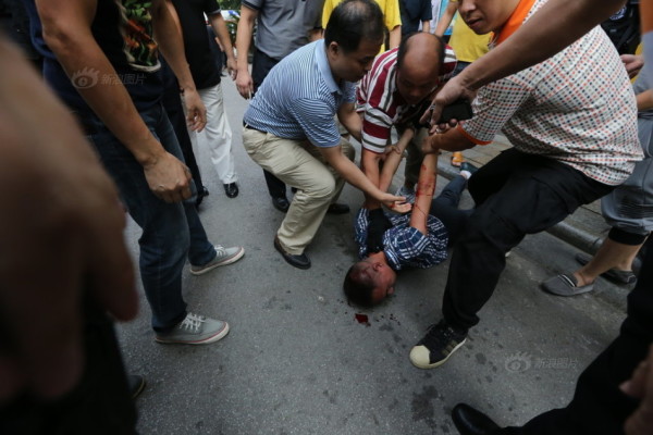 男子超市劫持女子被制服