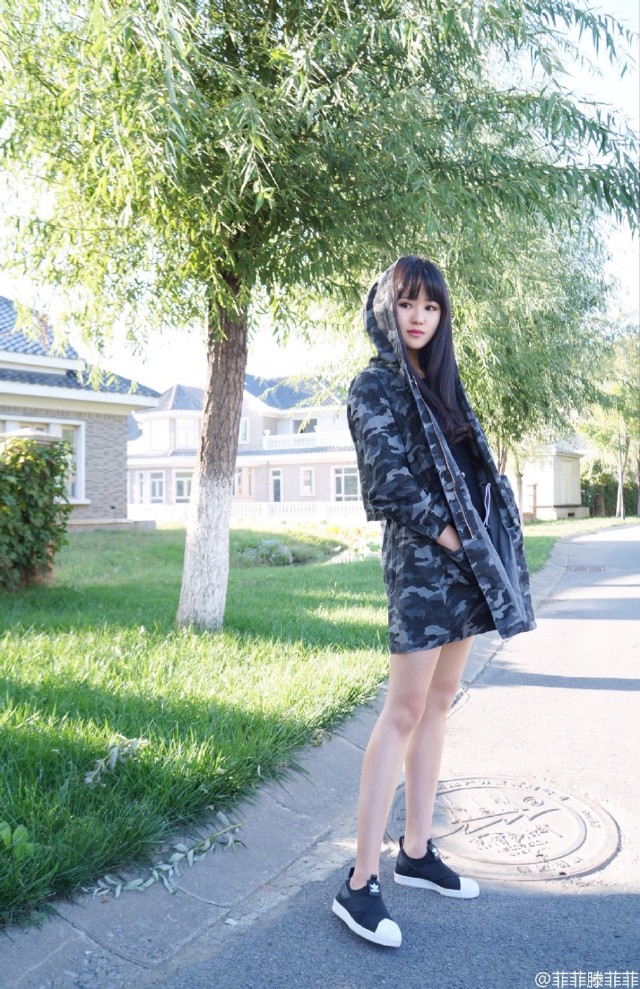 天津师范大学的校花@菲菲滕菲菲,在微博晒出几组海边泳装写真照,拥有