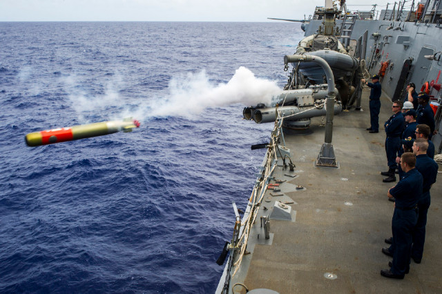 海军阿利·伯克级导弹驱逐舰uss 麦克坎贝尔(ddg-85)发射mk46轻型鱼雷