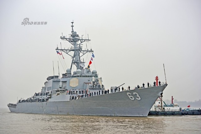 11月16日,美国海军"斯特蒂姆"号驱逐舰缓缓靠泊上海吴淞军港码头.