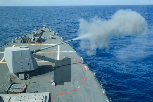 美国海军阿利-伯克级导弹驱逐舰拉森号(ddg 82 )舰载127毫米主炮开火