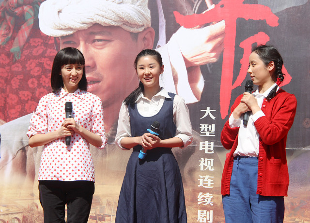 7 新浪娱乐讯 剧中饰演田晓霞的青年演员李小萌出席了发布会,读者心目