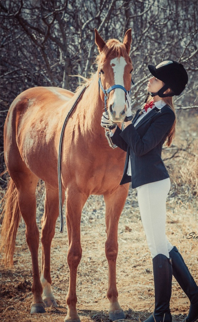 俄罗斯女模身材火爆驭马大片