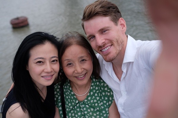 alofs),葛兆美等联袂出演的情感电影《三缺一》今日曝光终极预告片