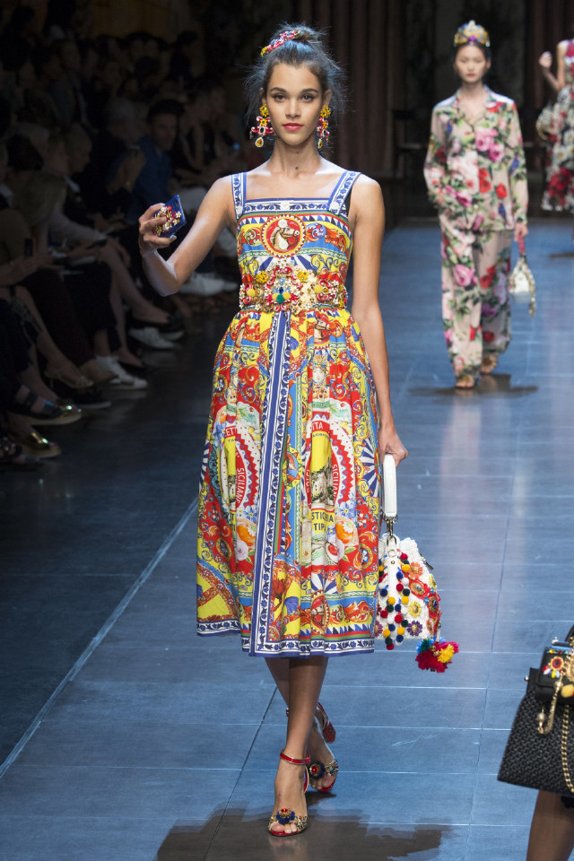 dolce&gabbana 有三宝:蕾丝,大花,意大利最炫民族风,本季dg用衣服