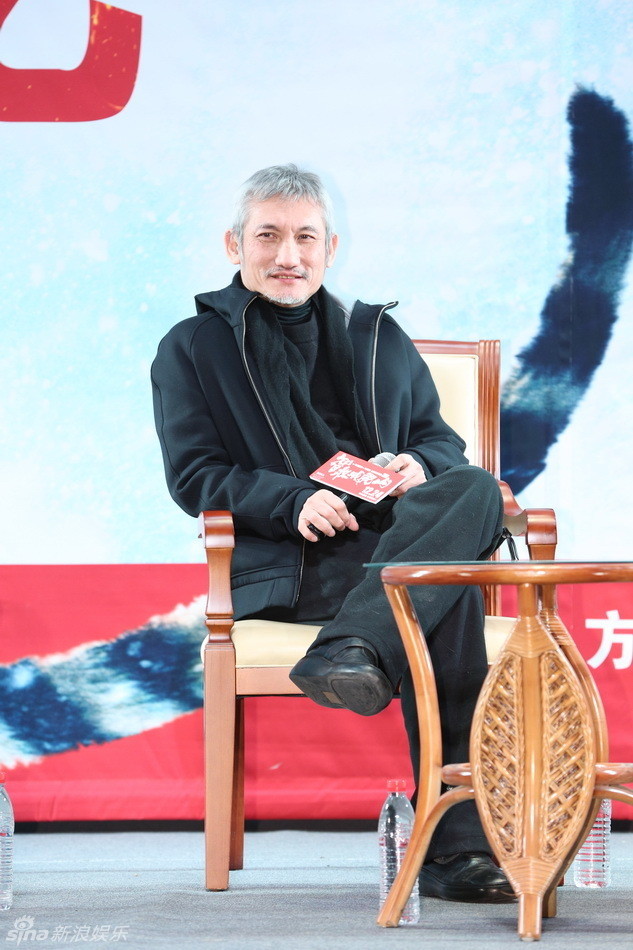 新浪娱乐讯 12月19日,《智取威虎山》在清华大学点映,随后导演徐克与