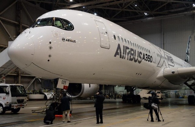 空客a350飞机抵日展示