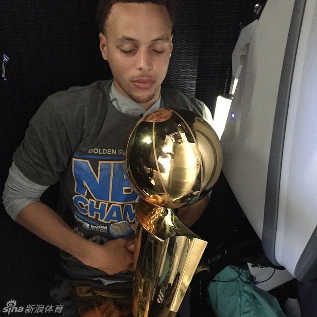 库里一哥抱奖杯酣睡