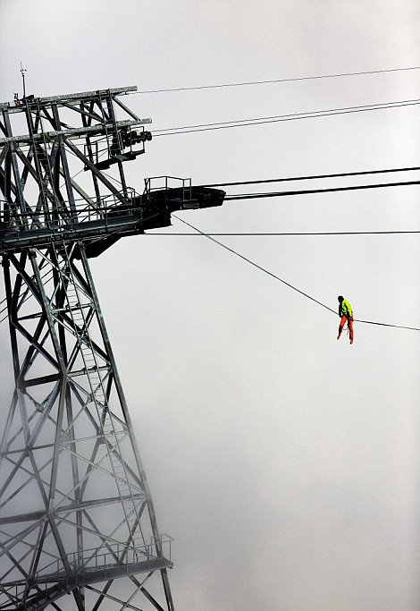 瑞士前阿尔卑斯山的这段电缆线约为477米(1565英尺),高度约为2001米