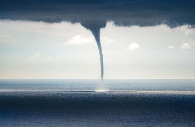 水龙卷俗称"龙吸水",是偶尔出现在温暖水面上的龙卷风.