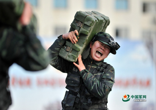 武警霸王花庆新春玩起重体力活:扛原木推汽车!