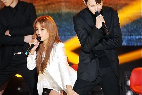 女歌手摸男星大腿内侧