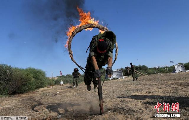 巴勒斯坦新兵大秀钻火圈