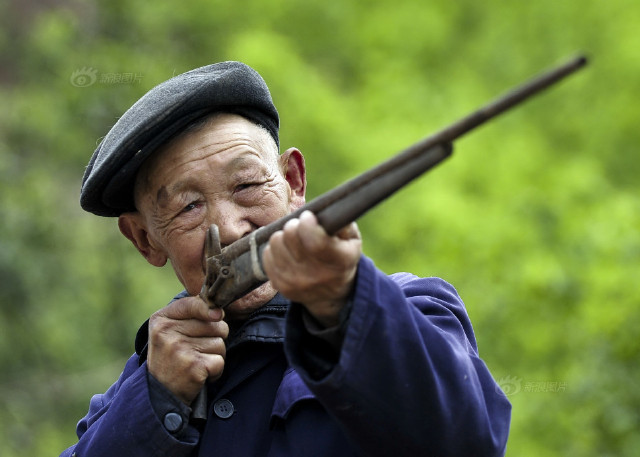 上世纪80年代初盗墓猖狂,县文物机构特地配备一支火铳给宋克成.