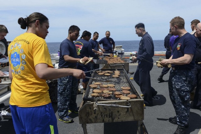 美国海军提升士气有高招:甲板烧烤派对大兵很喜欢!
