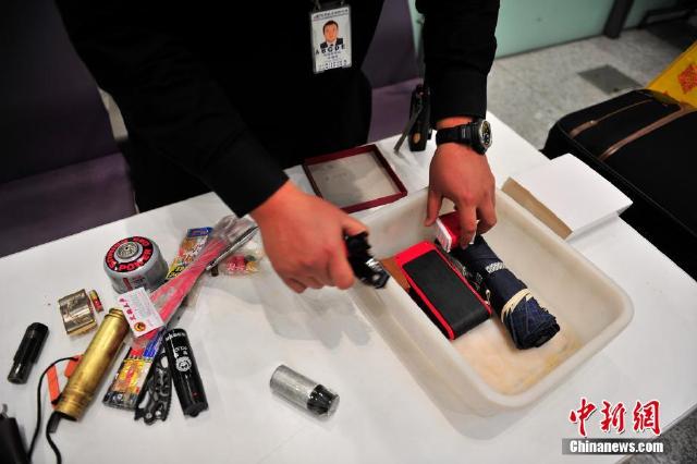 昆明机场安检展示奇葩违禁物