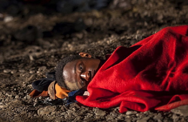arriving in gran canaria作品简介:一名非洲难民正在地上躺着休息