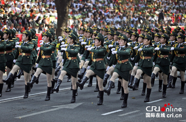 越南女兵穿白丝袜踢正步