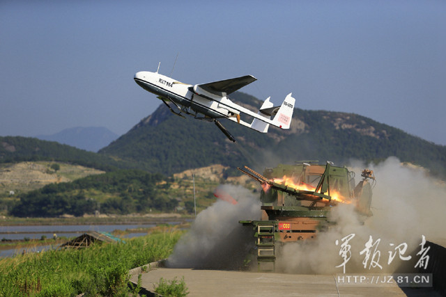 解放军发射大型无人侦察机,由火箭助推升空!