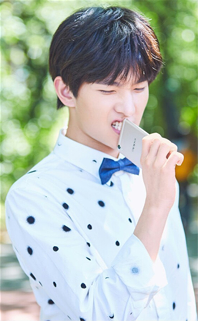 杨洋骑马微微一笑很倾城