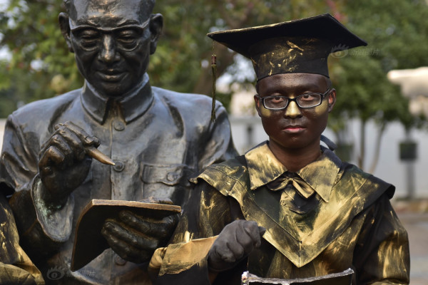 武汉街头学生扮铜人