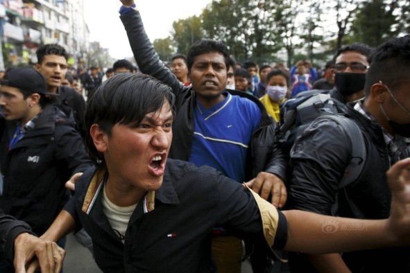 尼泊尔首都爆发示威