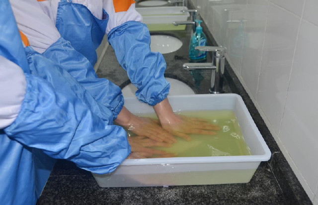 再用消毒水浸泡洗过的手,将手上的细菌彻底清除.