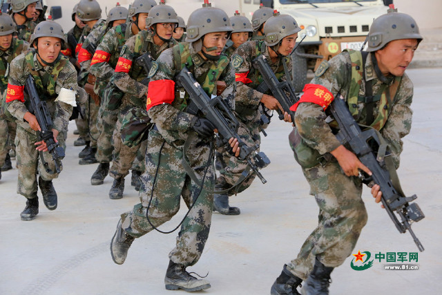 北京军区某装甲旅在复杂生疏地域展开实兵对抗演练,锤炼部队整体作战