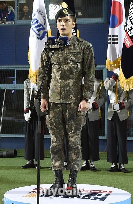 新浪娱乐讯 10月26日下午,正在军队服役中的韩国艺人金在中亮相大邱