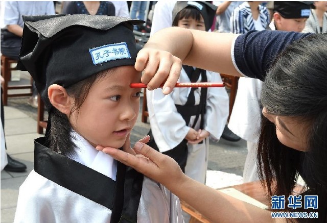 8月31日,老师为一名新生"点朱砂"开智,祝她眼明心明好读书.